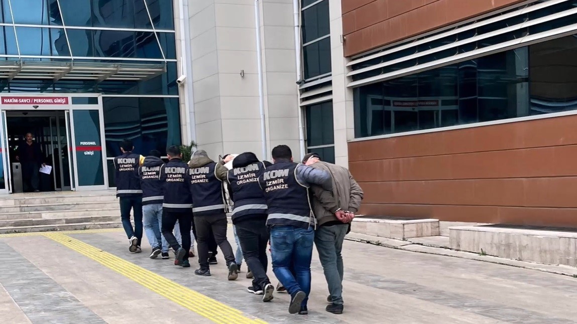 İzmir’de yağmacı çeteye polis operasyonu: 8 gözaltı