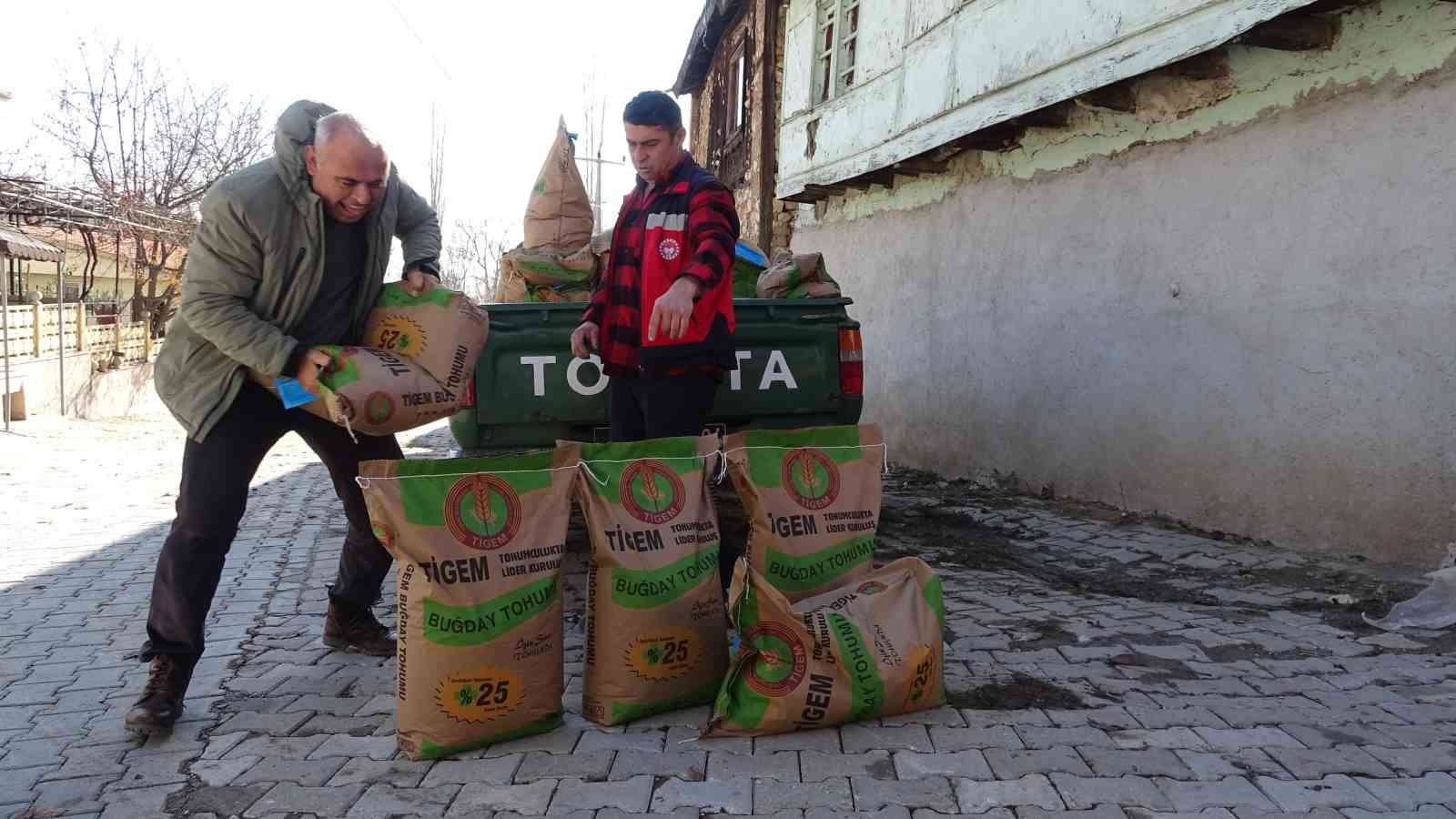 Tavşanlı’da doğal afetten zarar gören çiftçilere buğday tohumu dağıtıldı
