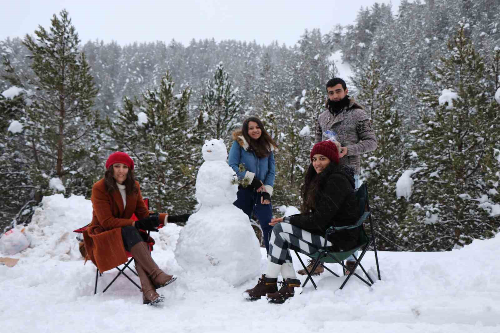 Erzincan’da karla kaplanan sarıçam ormanları görsel şölen sunuyor
