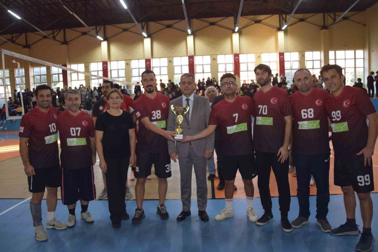 Aksu’da turnuvanın kazananı Aksu Fen Lisesi