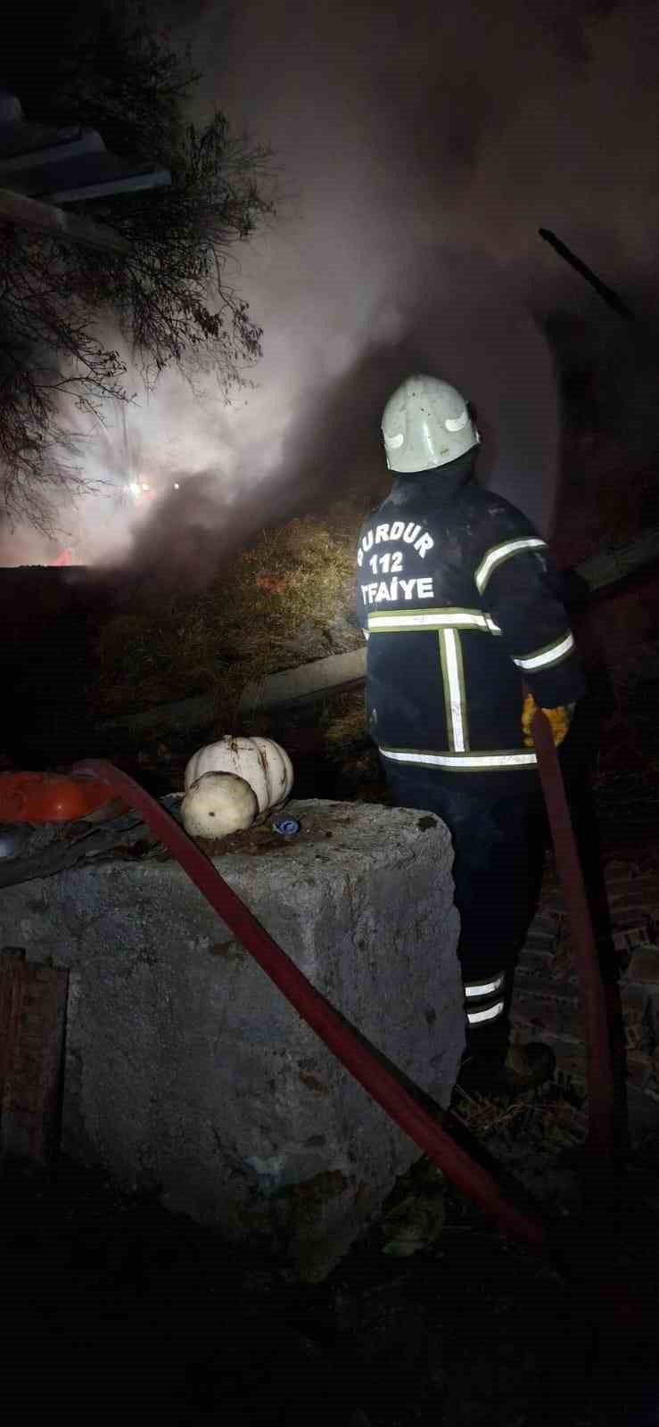 Gece saatlerinde çıkan yangında 6 buzağı telef oldu, 500 saman balyası yandı
