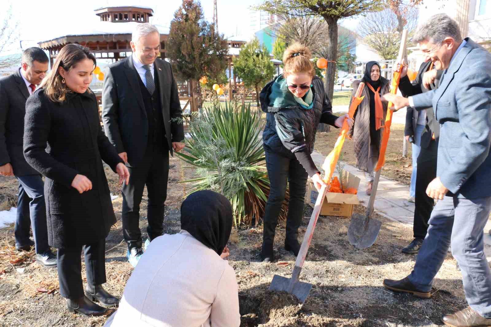 Elazığ’da kadına yönelik şiddetle mücadele için fidanlar toprakla buluştu