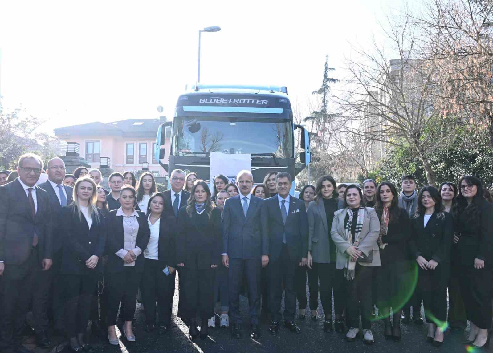 Bakan Uraloğlu: &quot;Emniyetli ve güvenli tır parkları oluşturarak özellikle kadın sürücülerin istihdamını kolaylaştırmayı hedefliyoruz&quot;