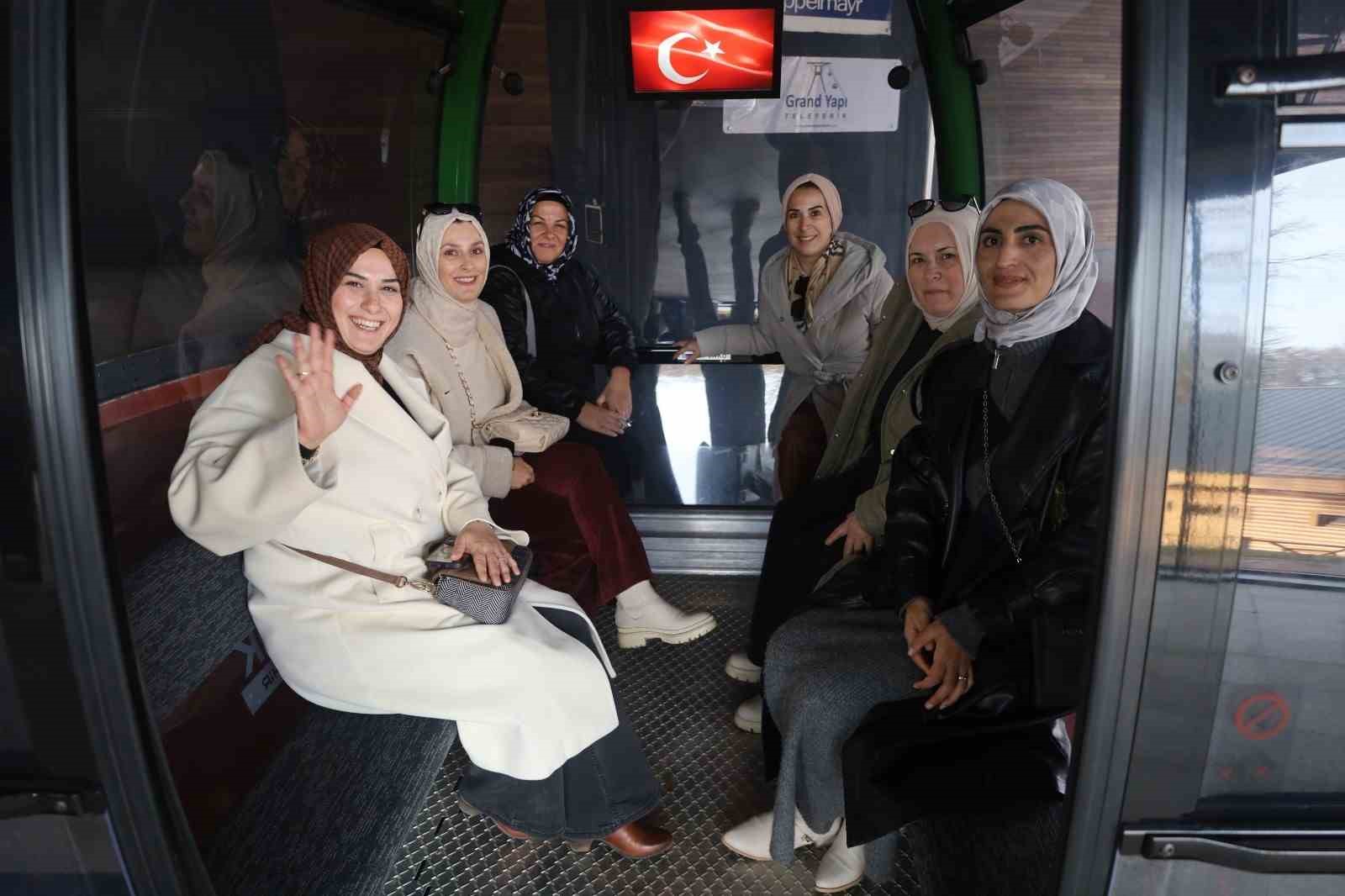 Kadın çiftçiler teleferikle eşsiz deneyim yaşadı