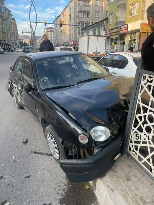 Elazığ’da kamyon ile otomobil çarpıştı