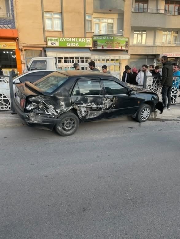 Elazığ’da kamyon ile otomobil çarpıştı
