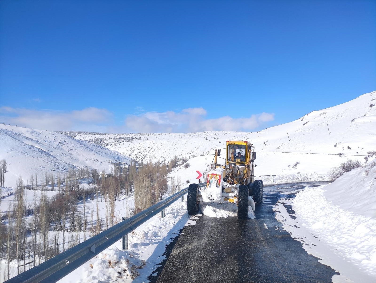 Büyükşehir’in kırsalda karla mücadelesi sürüyor