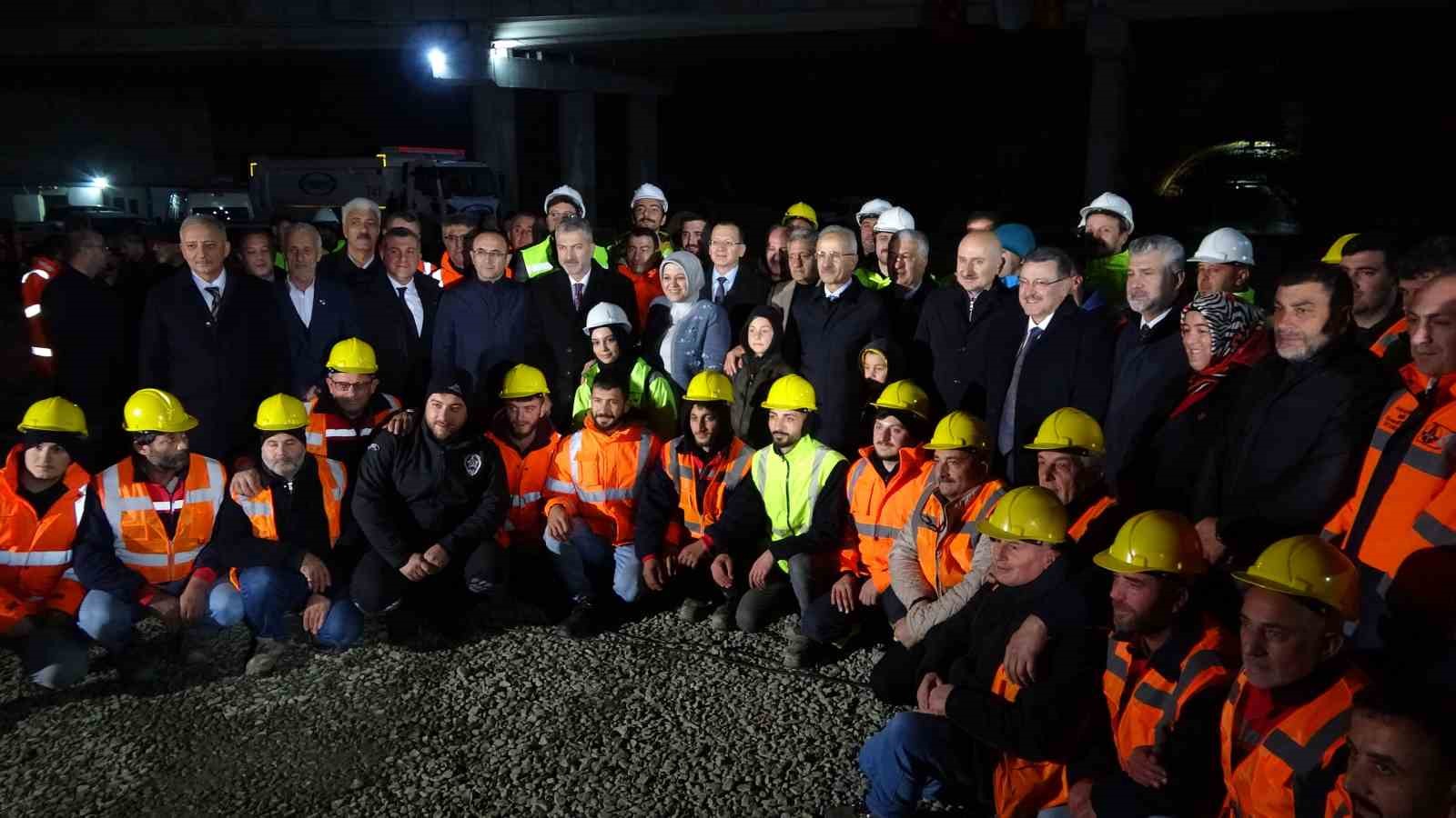 Bakan Uraloğlu, Kanuni Bulvarı-Değirmendere Bağlantı Yolu ve Değirmendere Tünelleri’nde incelemelerde bulundu
