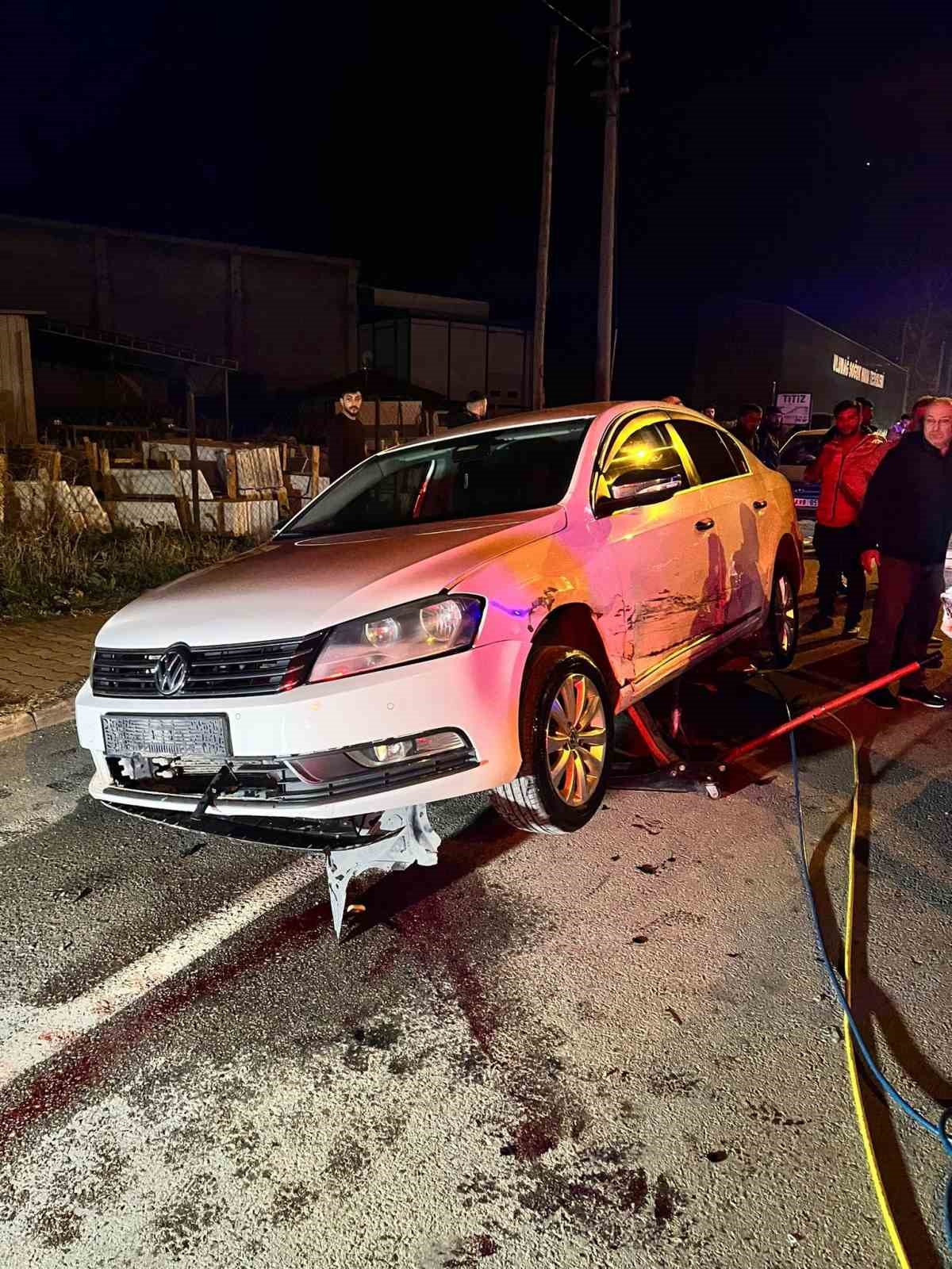 Kazada yerde sürüklenen sürücü başka otomobilin altına girdi
