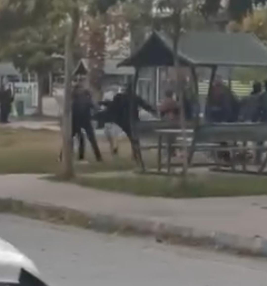 &Ouml;ğrencilerin tekme tokat kavgası kamerada

