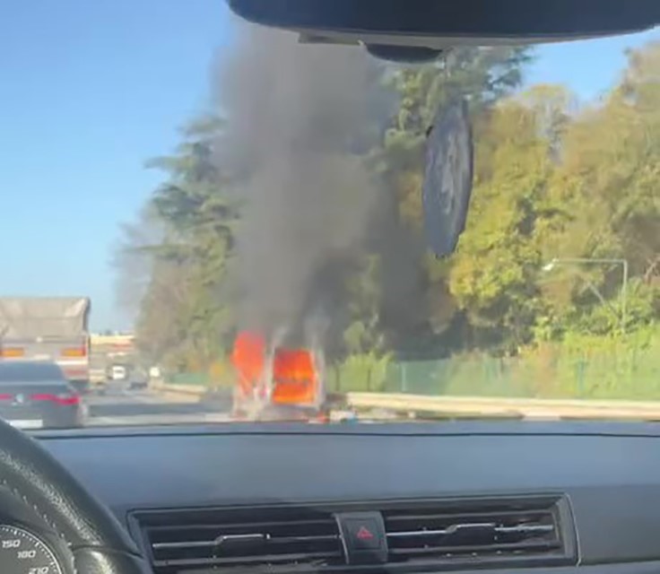 Kalorifer motorundan &ccedil;ıkan yangın aracı hurdaya &ccedil;evirdi
