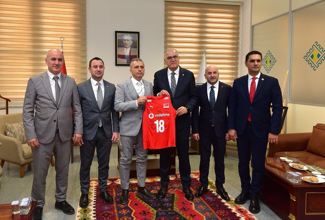 Mehmet Akif Üstündağ: "Osmaniye’de milli bir voleybol maçı oynanacak”