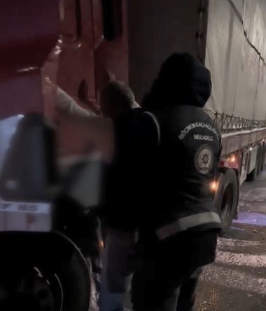 Bitlis&rsquo;te tır dorsesinde 24 ka&ccedil;ak g&ouml;&ccedil;men yakalandı
