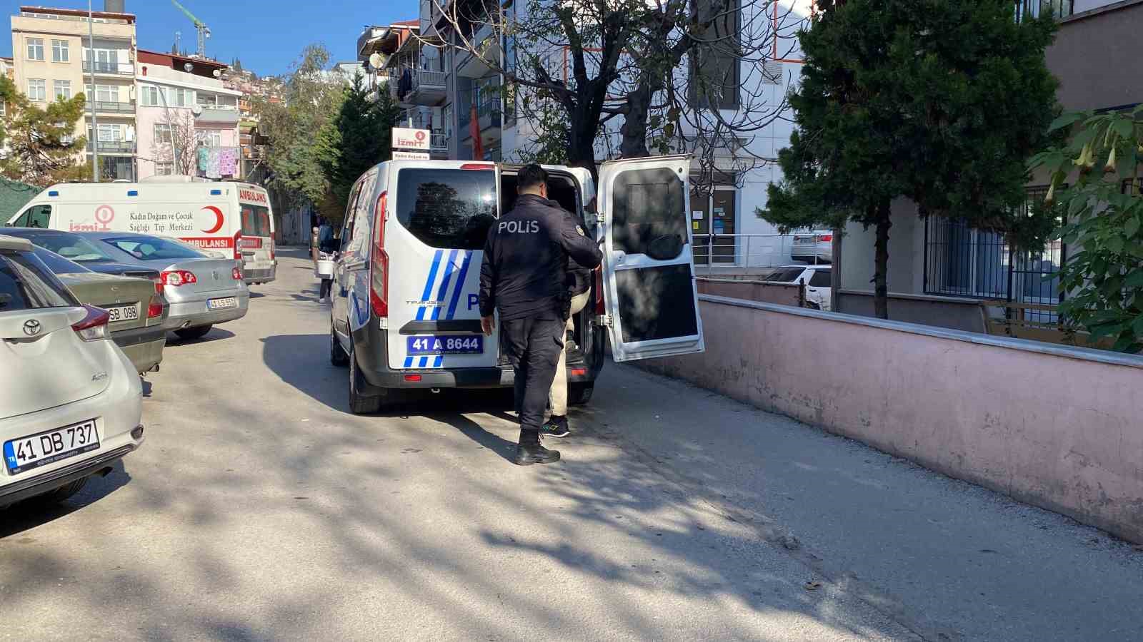 Ehliyet sınavında kopya d&uuml;zeneği ile yakalandı
