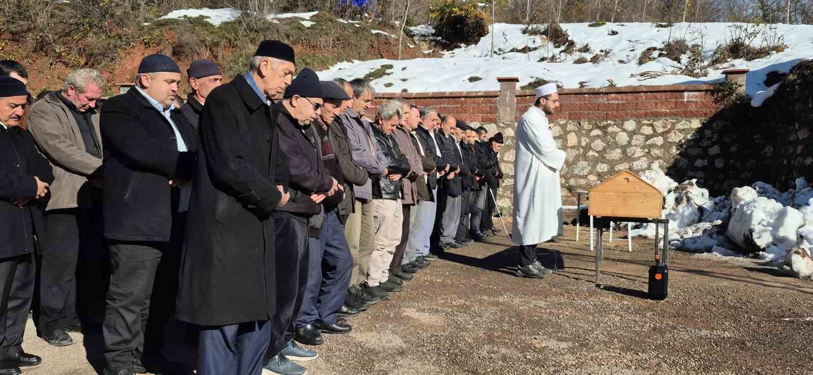 Tırın &ccedil;arptığı gazeteci dualarla son yolculuğuna uğurlandı
