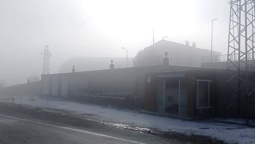 Tekman&rsquo;da sis etkili oluyor
