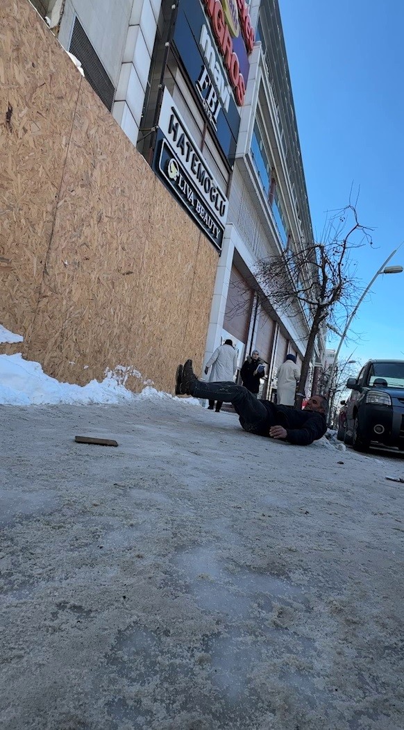 Buz pistine d&ouml;nen kaldırımlarda d&uuml;şen yayalar g&uuml;l&uuml;msetti
