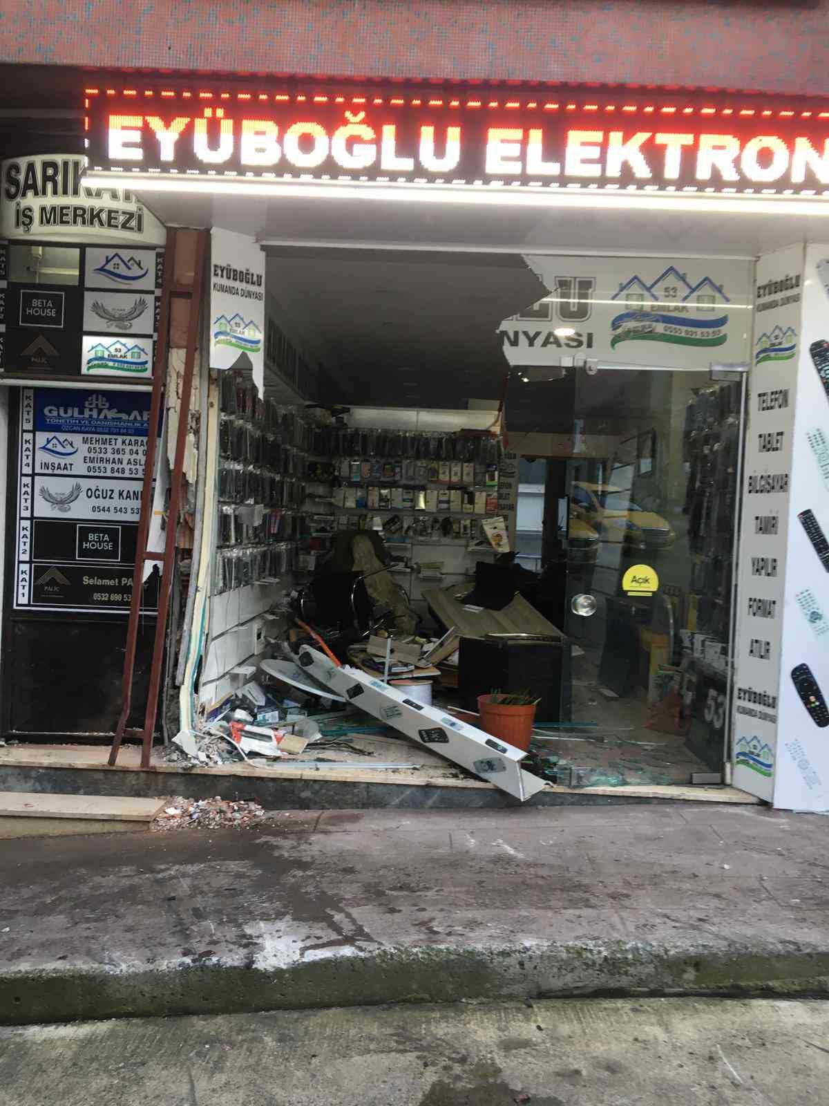 Rize&rsquo;de hafif ticari ara&ccedil; iş yerine girdi o anlar g&uuml;venlik kamerasına yansıdı
