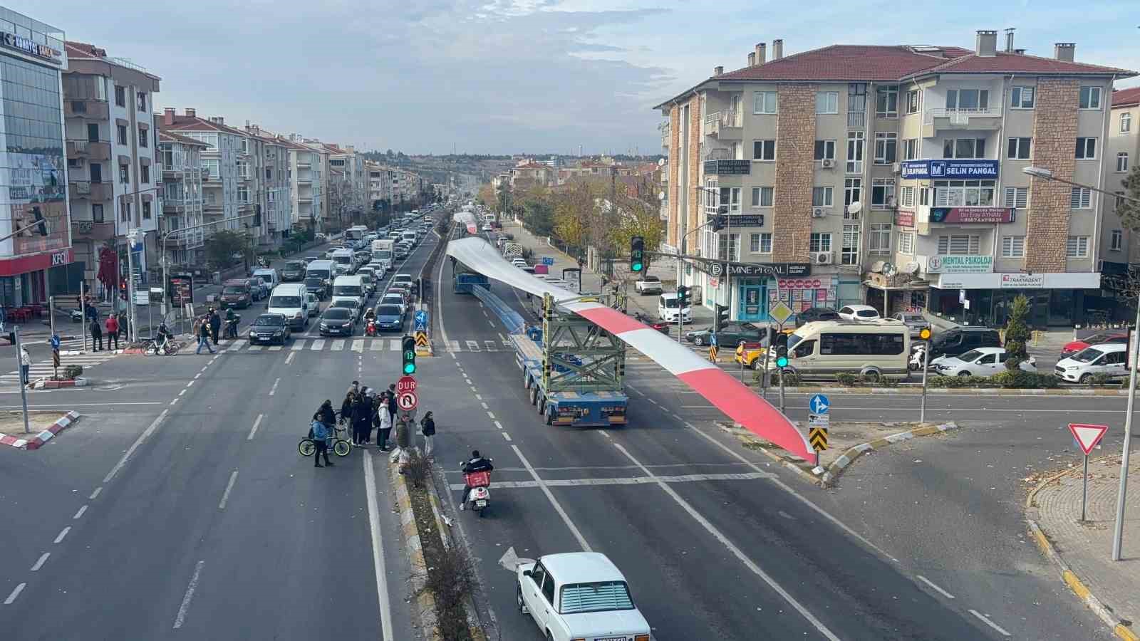 Lüleburgaz’da dev rüzgar gülü türbinleri böyle taşındı