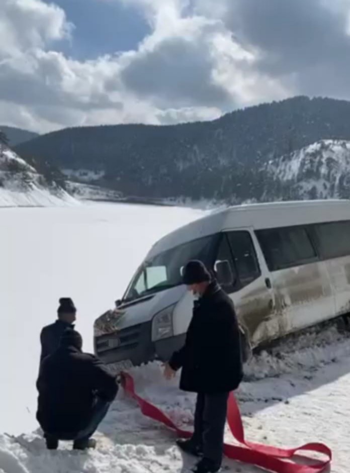 Vatandaşın yol tepkisi: "Bu yolda okul taşıtları i&ccedil;in hayati bir risk var"
