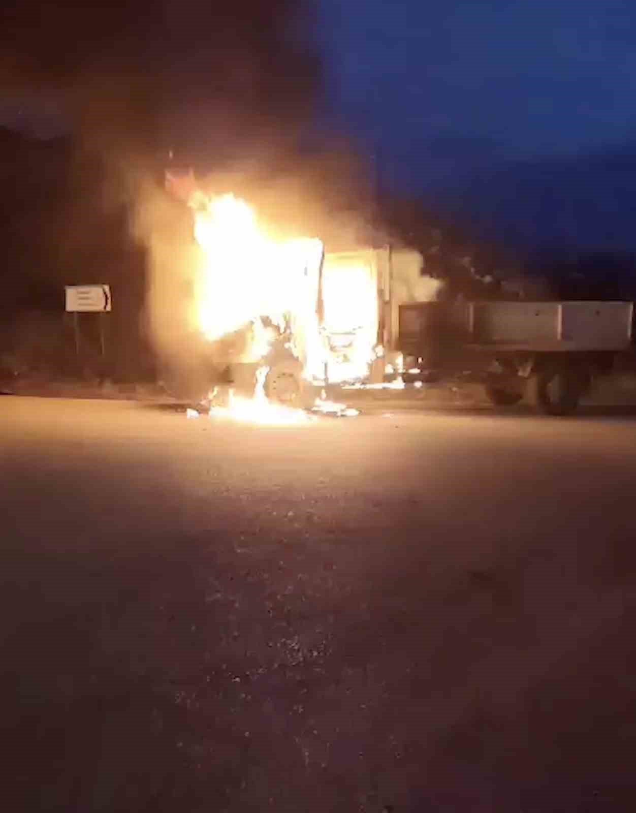 Seyir halindeki kamyonet alev alev yandı