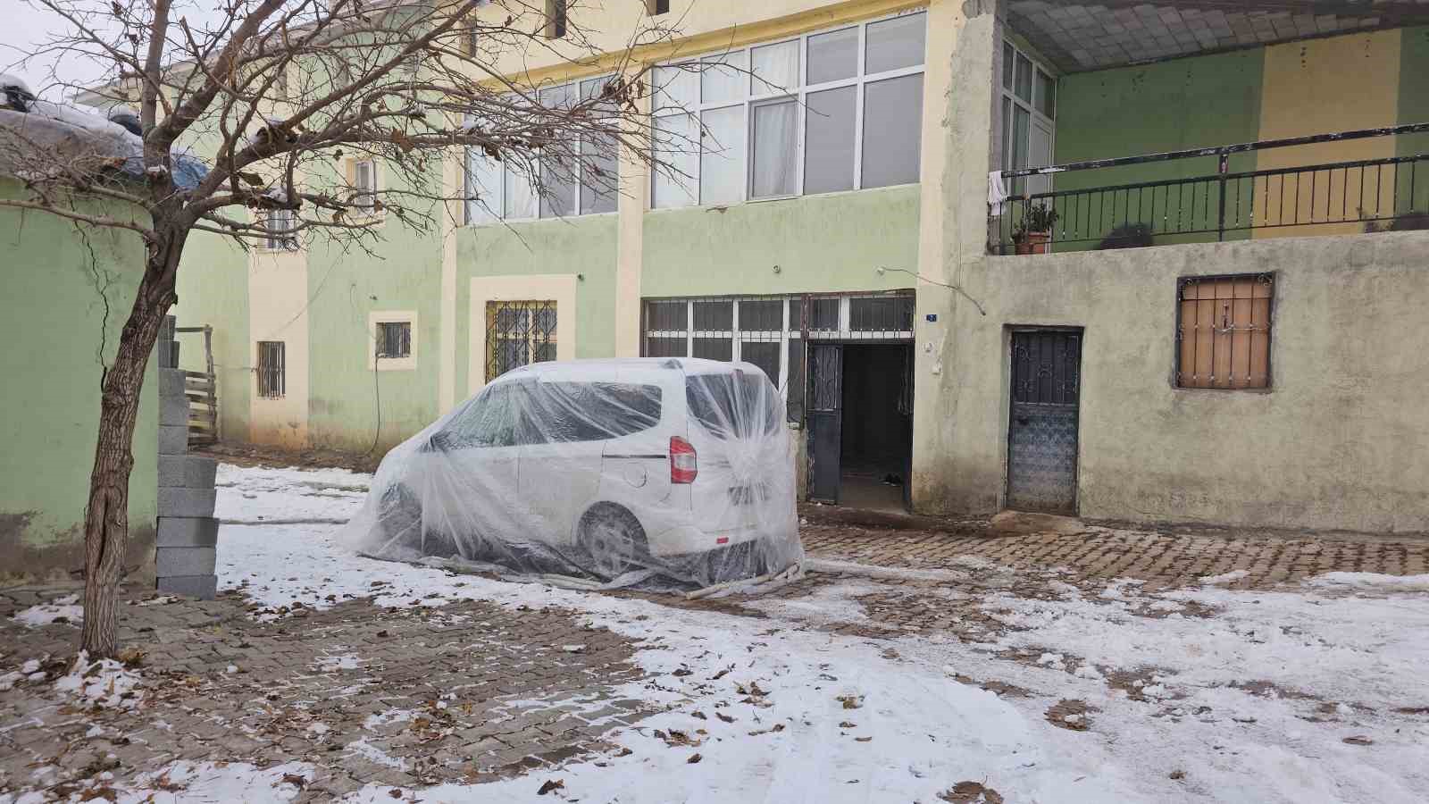 Sibirya soğuklarının başladığı Bitlis’te araçlar naylon brandalarla sarıldı
