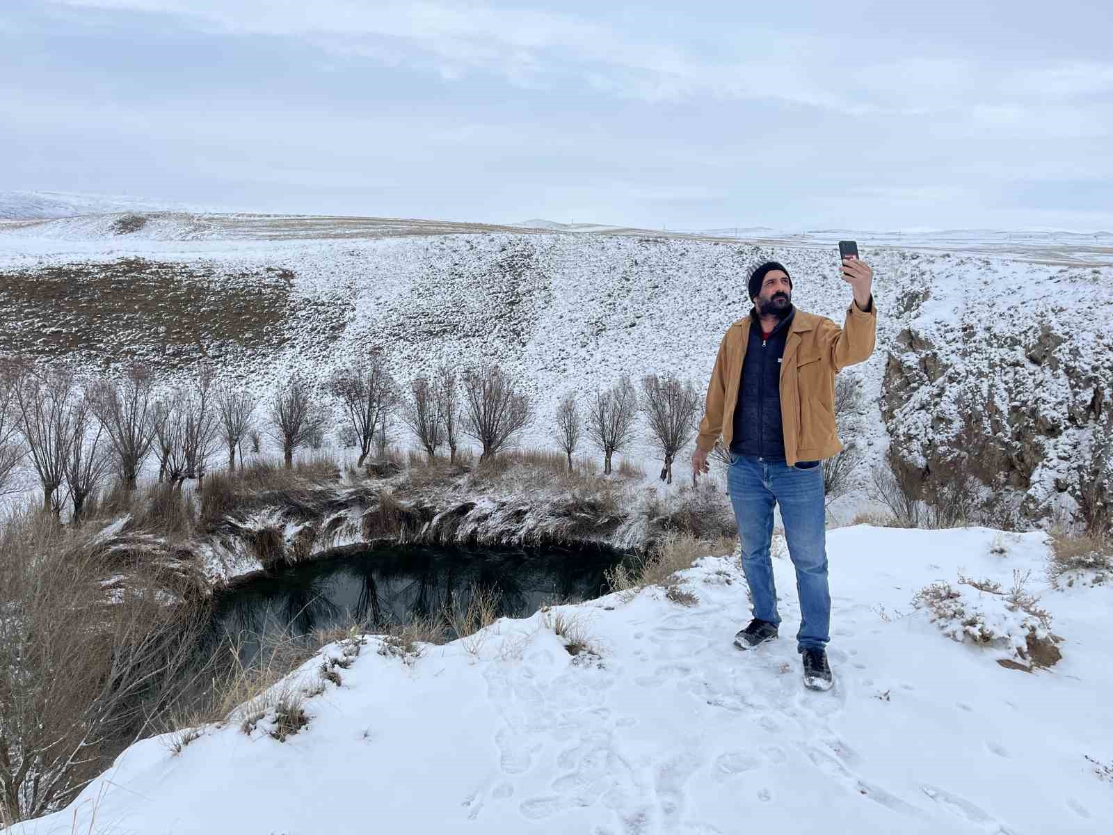 “Doğanın iki gözü”, kar yağışıyla hayran bıraktı
