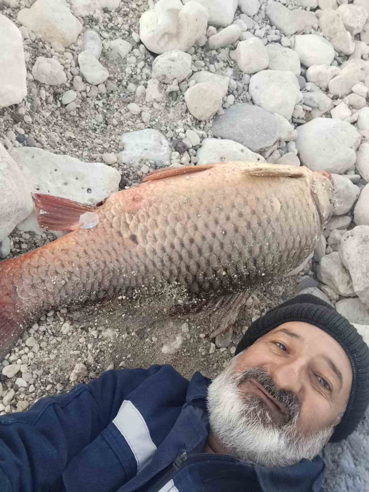 Elazığ’da amatör balıkçı 24 kiloluk sazan yakaladı
