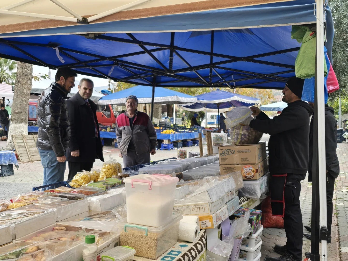 Başkan Dilsiz, pazardaki esnafla buluştu
