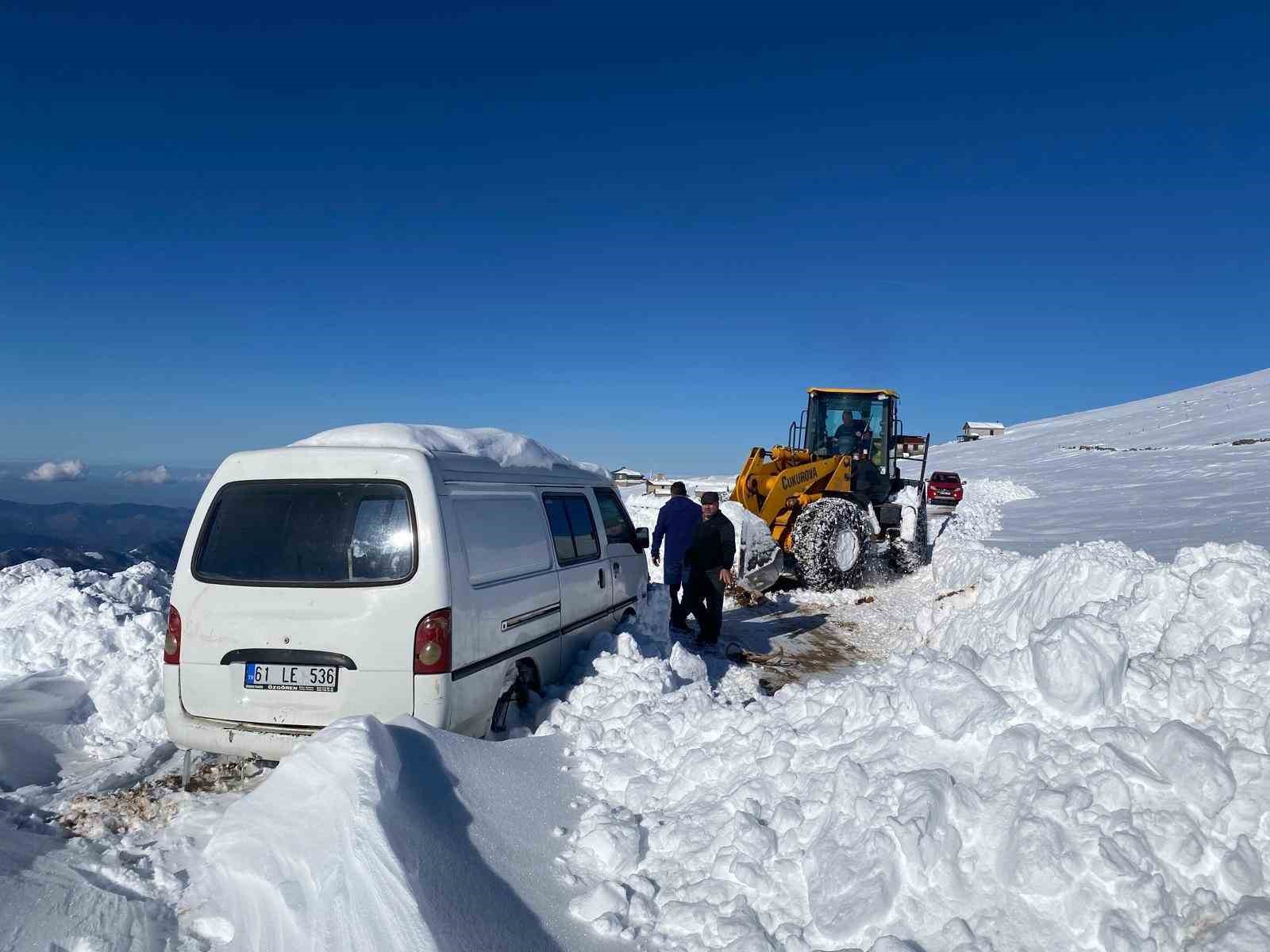 Yaylada karda mahsur kalan araç için belediye ekipleri seferber oldu
