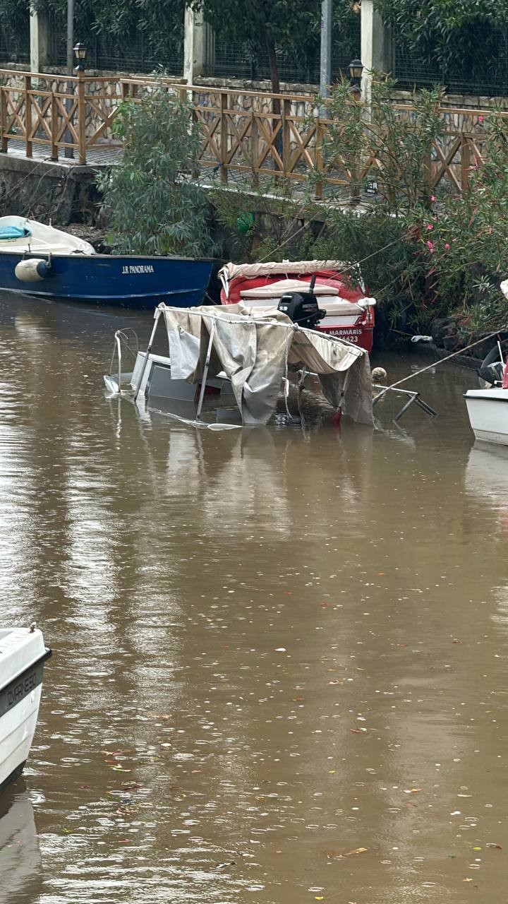 Marmaris’te sağanak etkili oldu, balıkçı teknesi suya gömüldü
