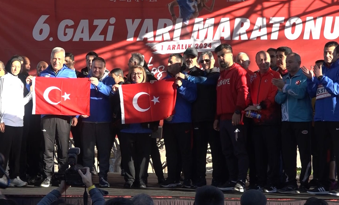 6. Gazi Yarı Maratonu ve Halk Koşusu coşkuyla başladı
