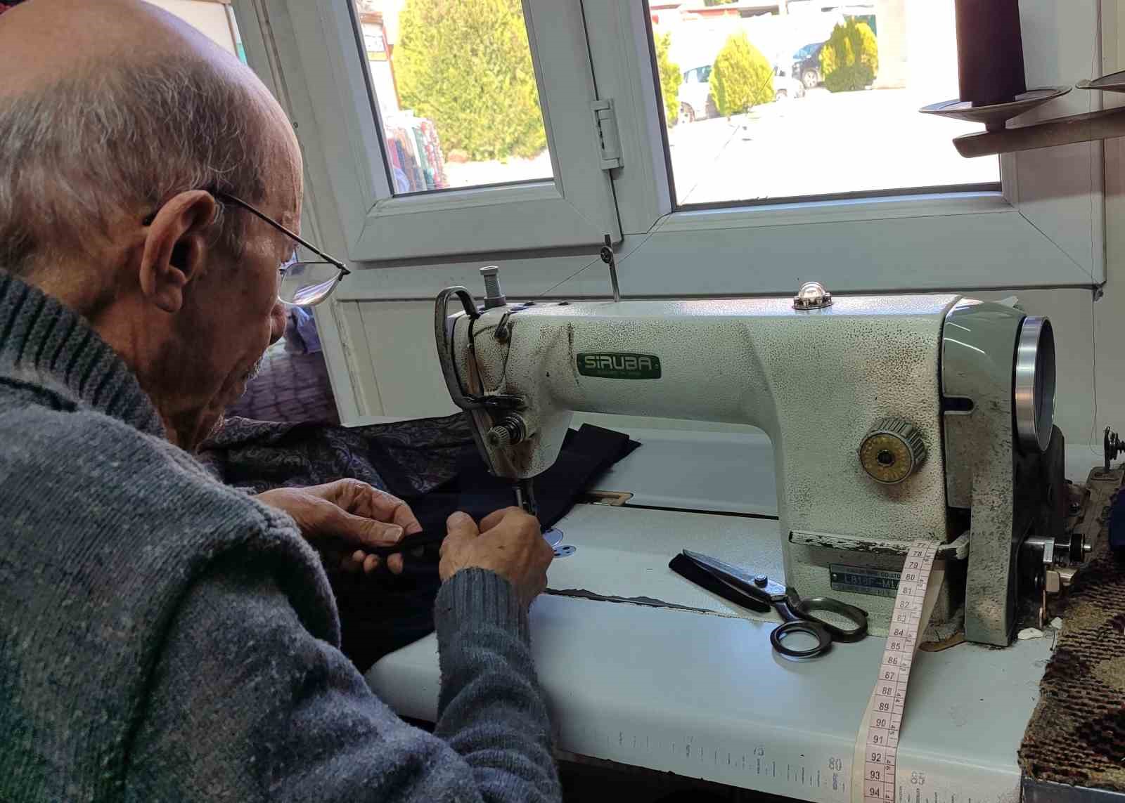 80 yaşında babasının mesleğini s&uuml;rd&uuml;r&uuml;yor
