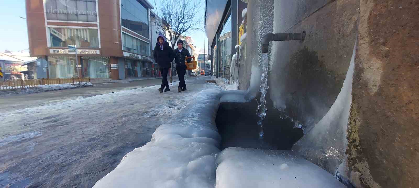 Erzurum buz tuttu, sokak çeşmeleri dondu
