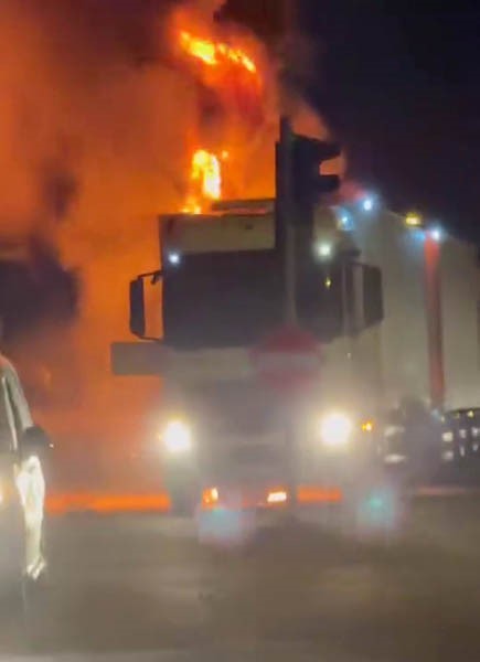 Seyir halindeki tır alev alarak yandı