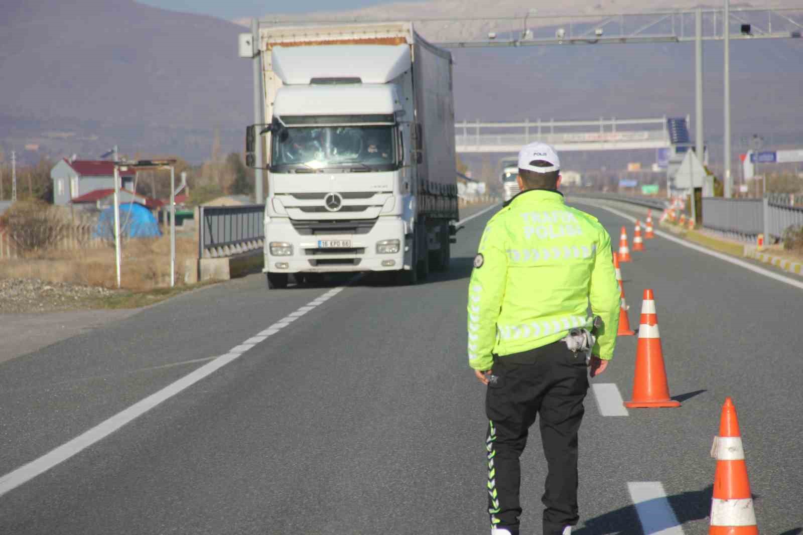 Erzincan’da trafik ekiplerinden zorunlu kış lastiği denetimi