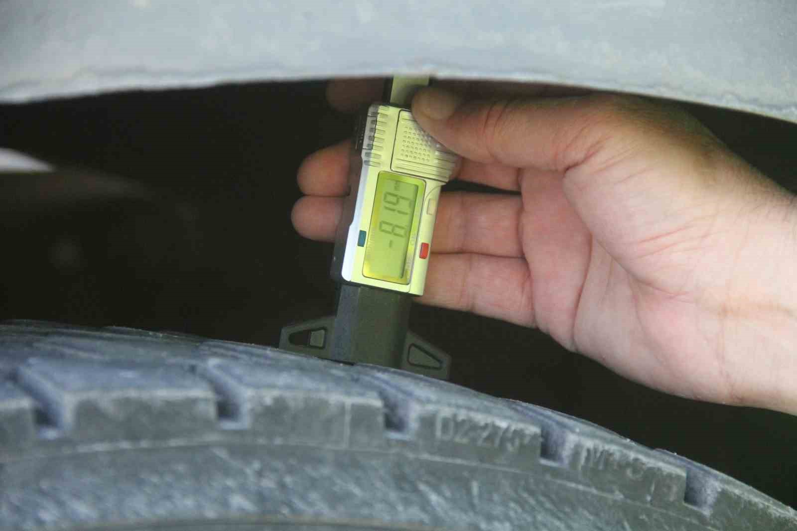 Erzincan&rsquo;da trafik ekiplerinden zorunlu kış lastiği denetimi
