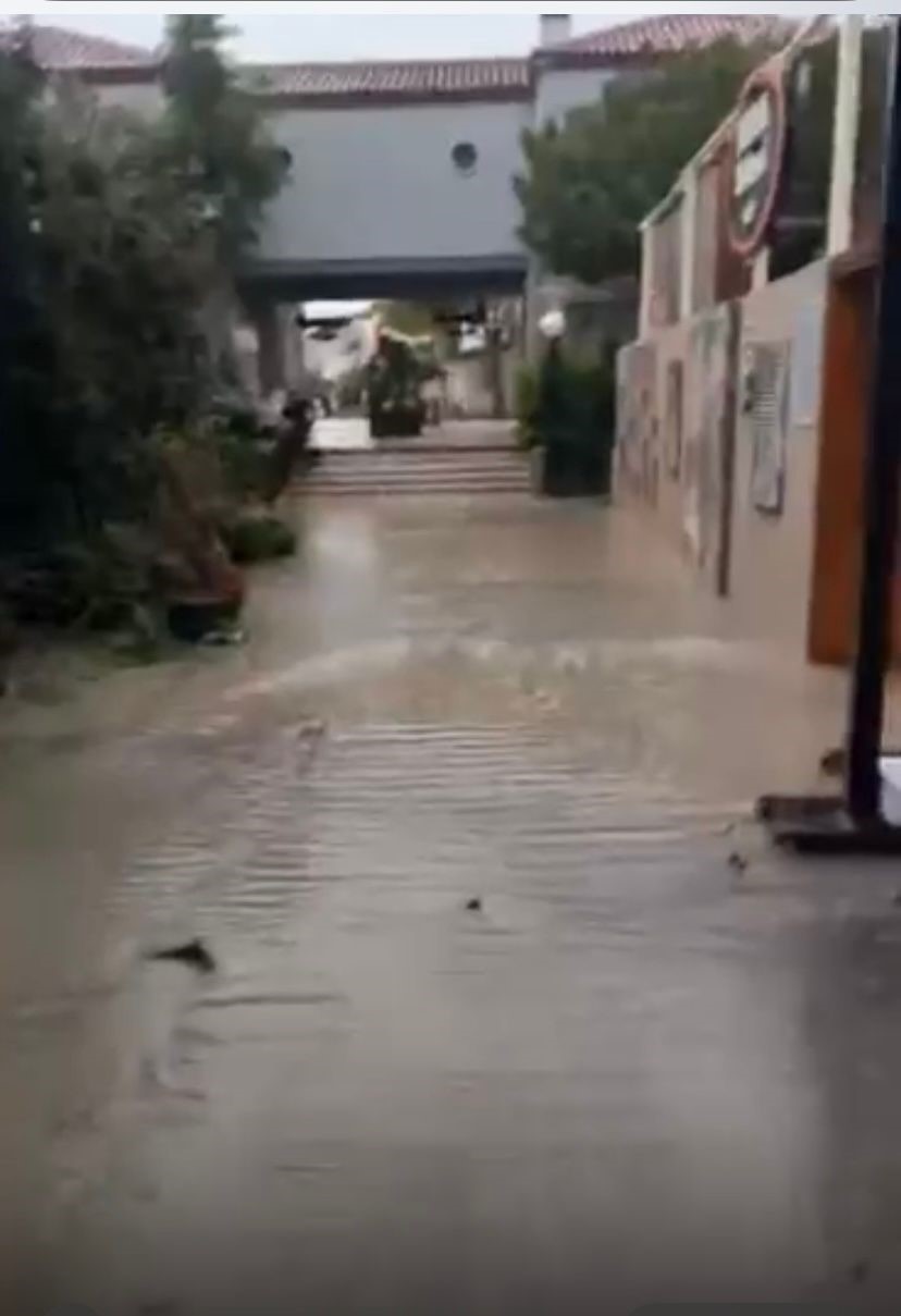 Ünlü tatil merkezi Çeşme’de caddeler göle döndü
