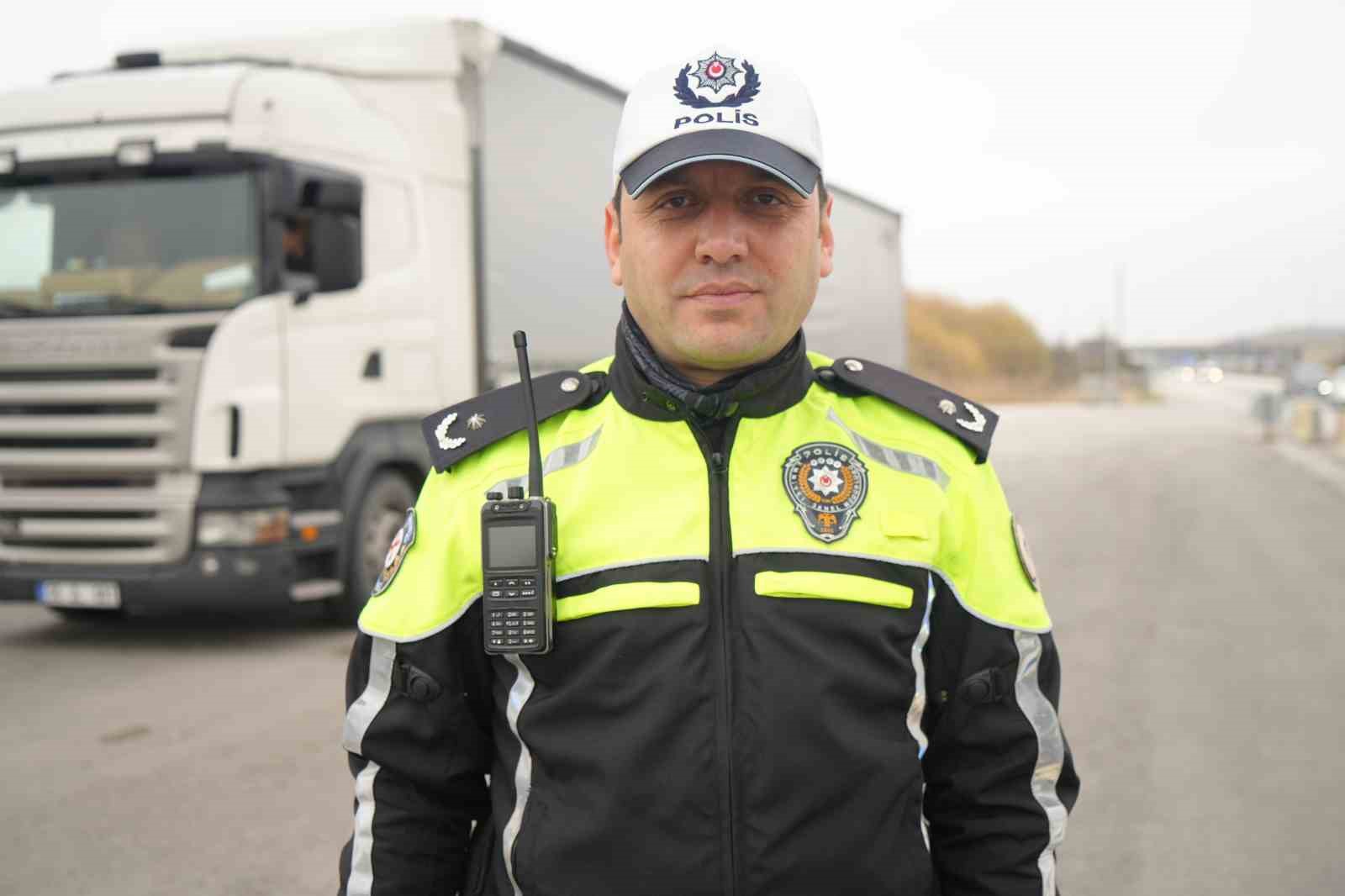 Zorunlu kış lastiği uygulaması başladı, 43 ilin ge&ccedil;iş g&uuml;zergahında sıkı denetim: Ara&ccedil;lar tek tek durduruluyor
