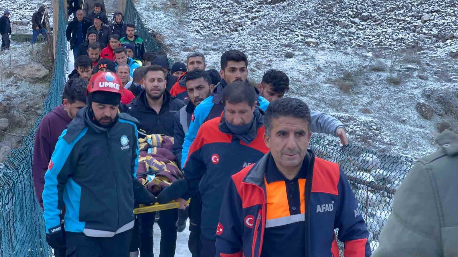 Hakkari’de dağdan düşen genç hayatını kaybetti