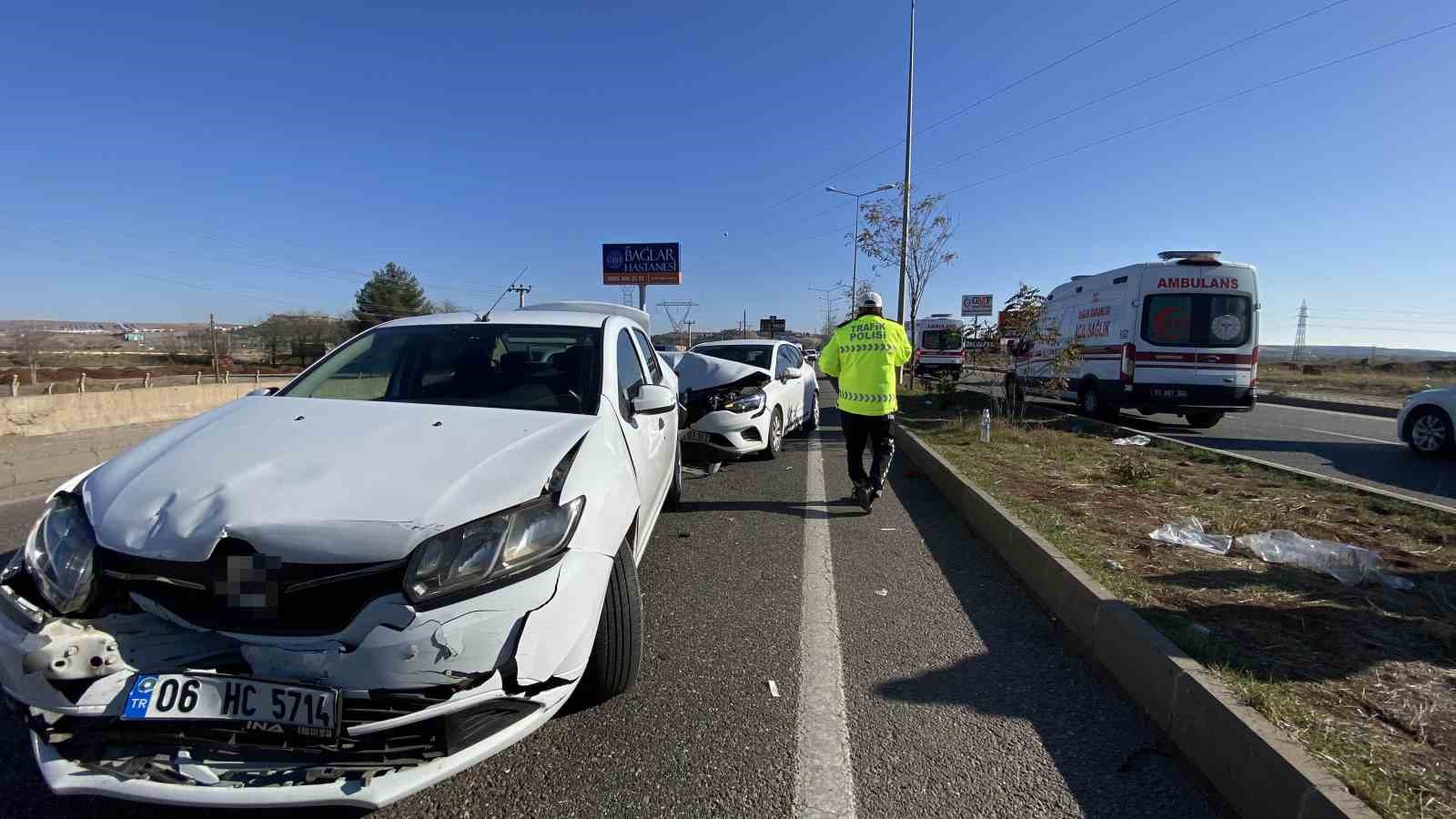 Diyarbakır’da 4 otomobilin karıştığı kazada 5 kişi yaralandı
