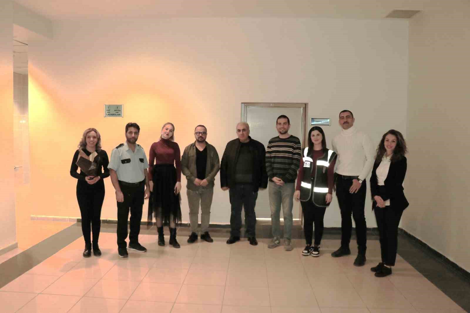 Doktorlar, &ouml;ğretmenler sahne aldı, &ccedil;ocukları madde bağımlılığına karşı uyardı
