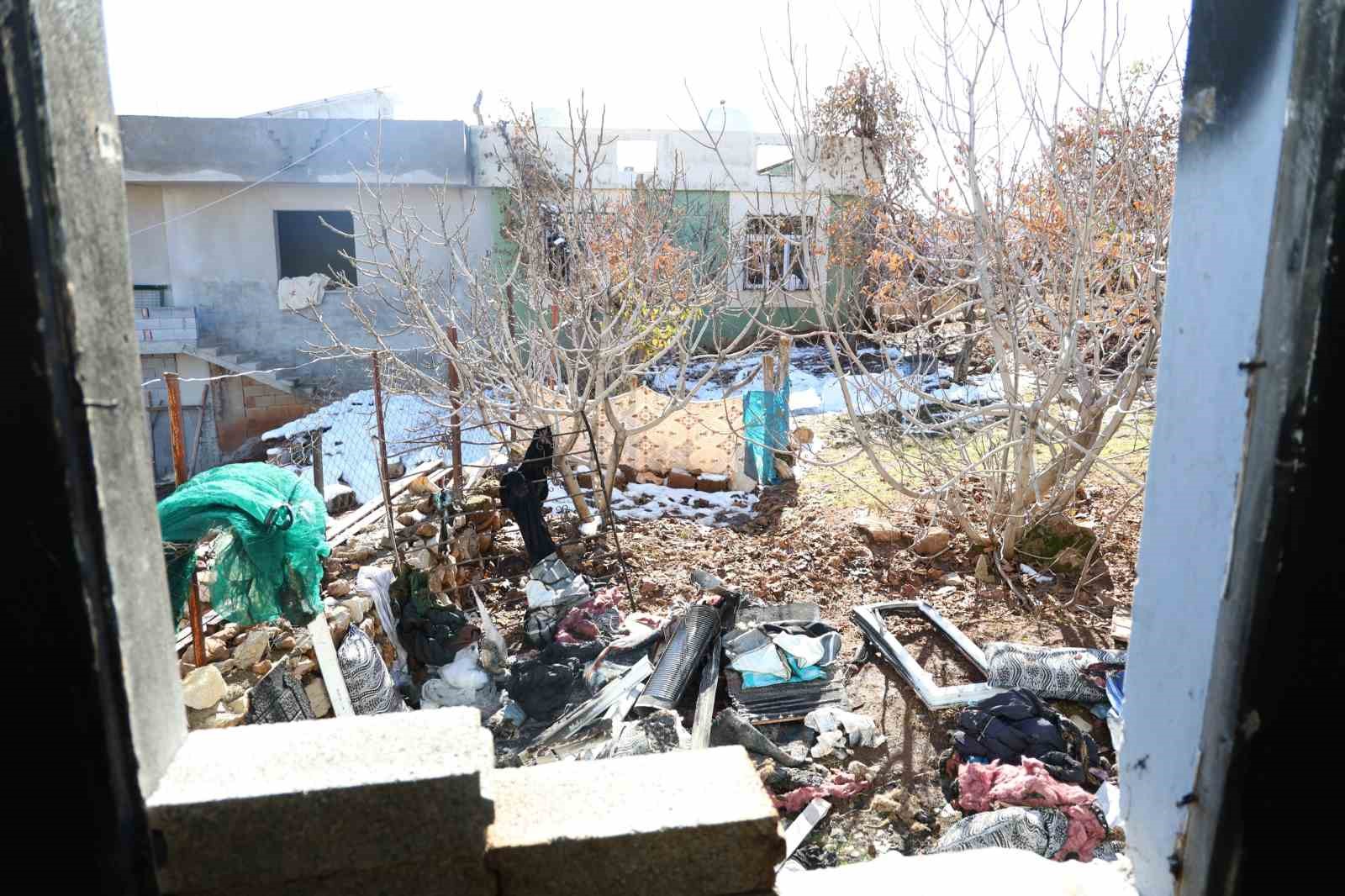 G&uuml;venlik korucusunun evi yandı, Vali Ekici yardıma koştu
