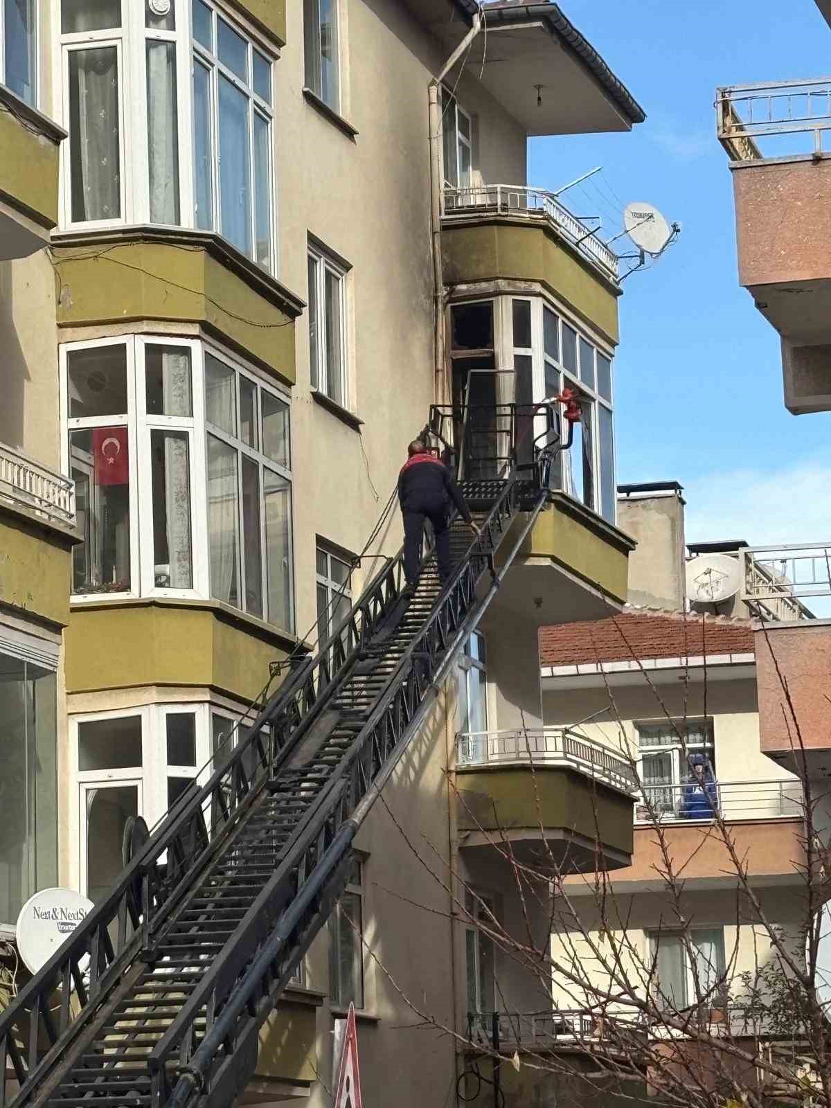 Lüleburgaz’da apartman dairesi yangını: Panik yaşayan vatandaşlar itfaiye merdivenleriyle indirildi