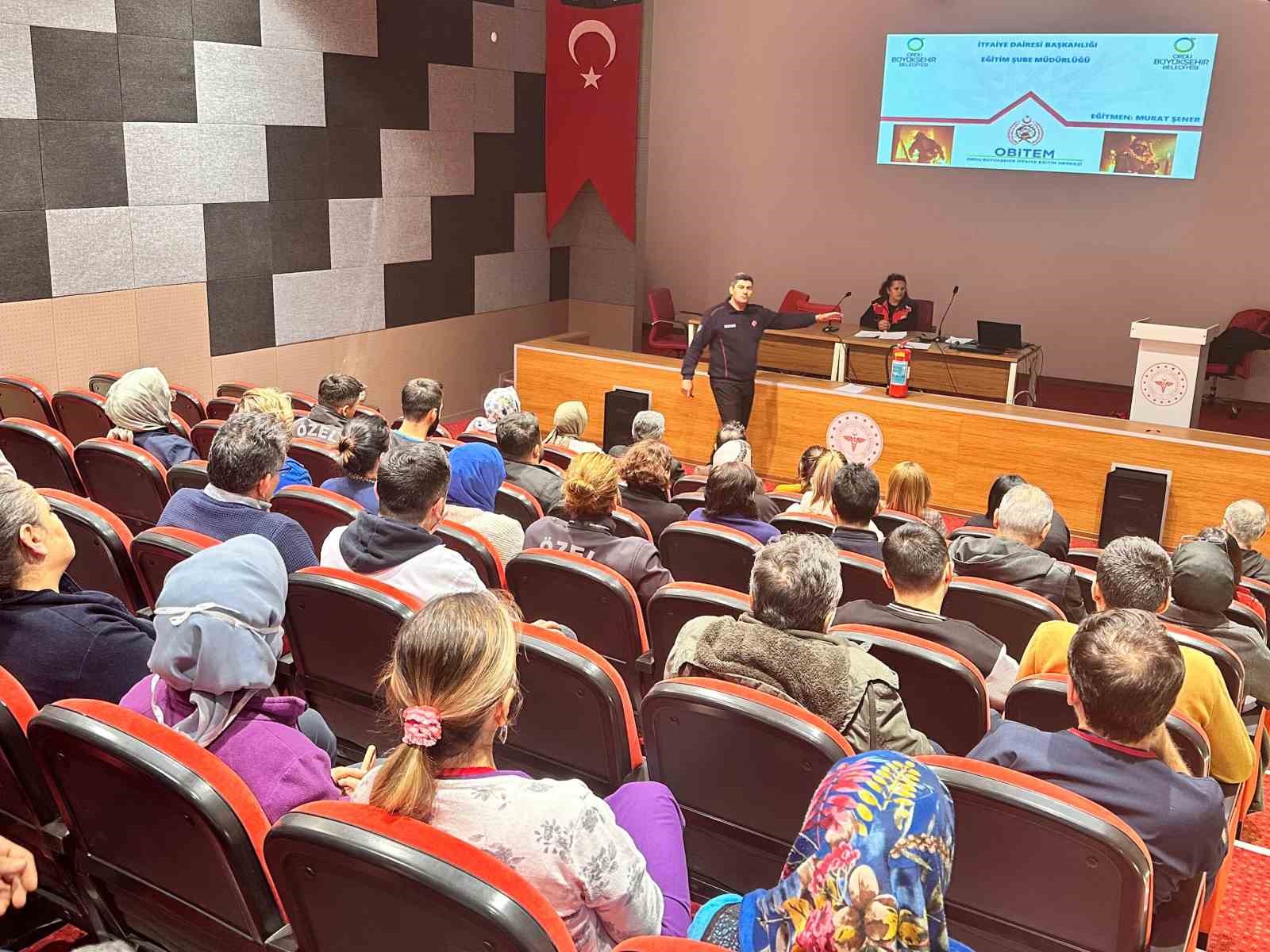 Sağlık çalışanlarına yangın tatbikatıyla can güvenliği eğitimi verildi
