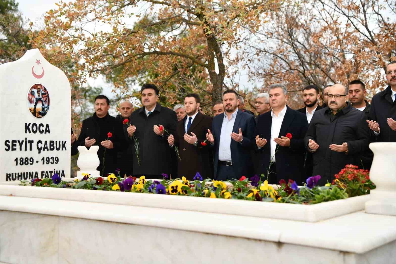 &Ccedil;anakkale Kahramanı Seyit Onbaşı, mezarı başında anıldı
