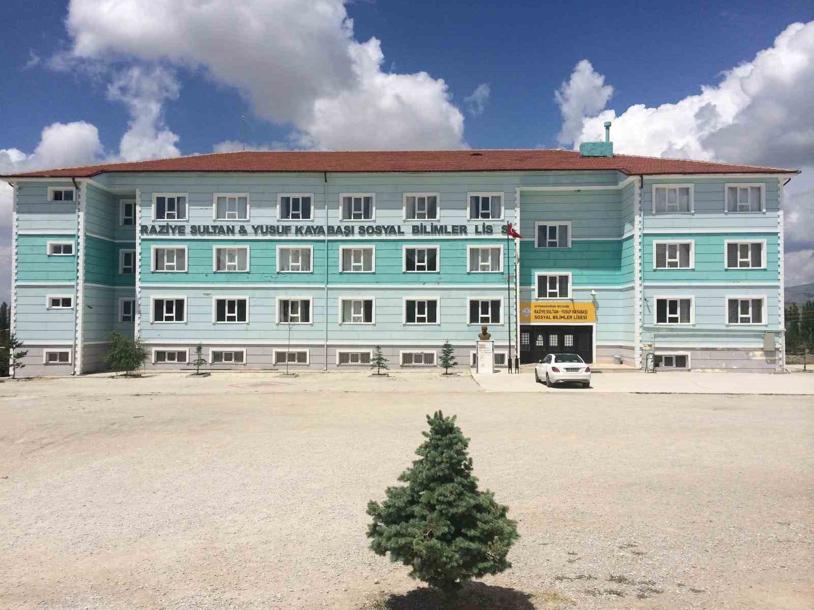 YKS Türkiye birincisine olan öğrenciye; otomobil hediye edilecek