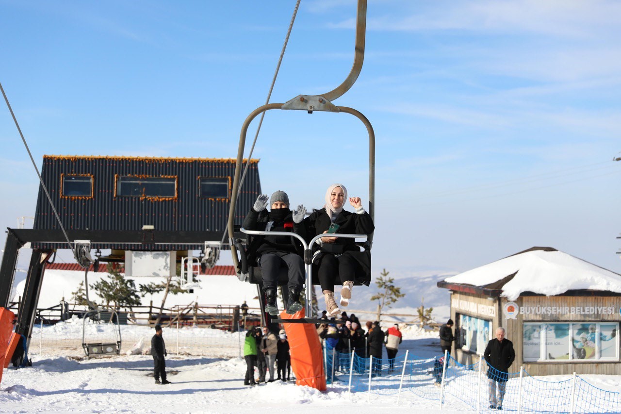 Akdağ Kayak Merkezi&rsquo;nde turizm sezonu başladı
