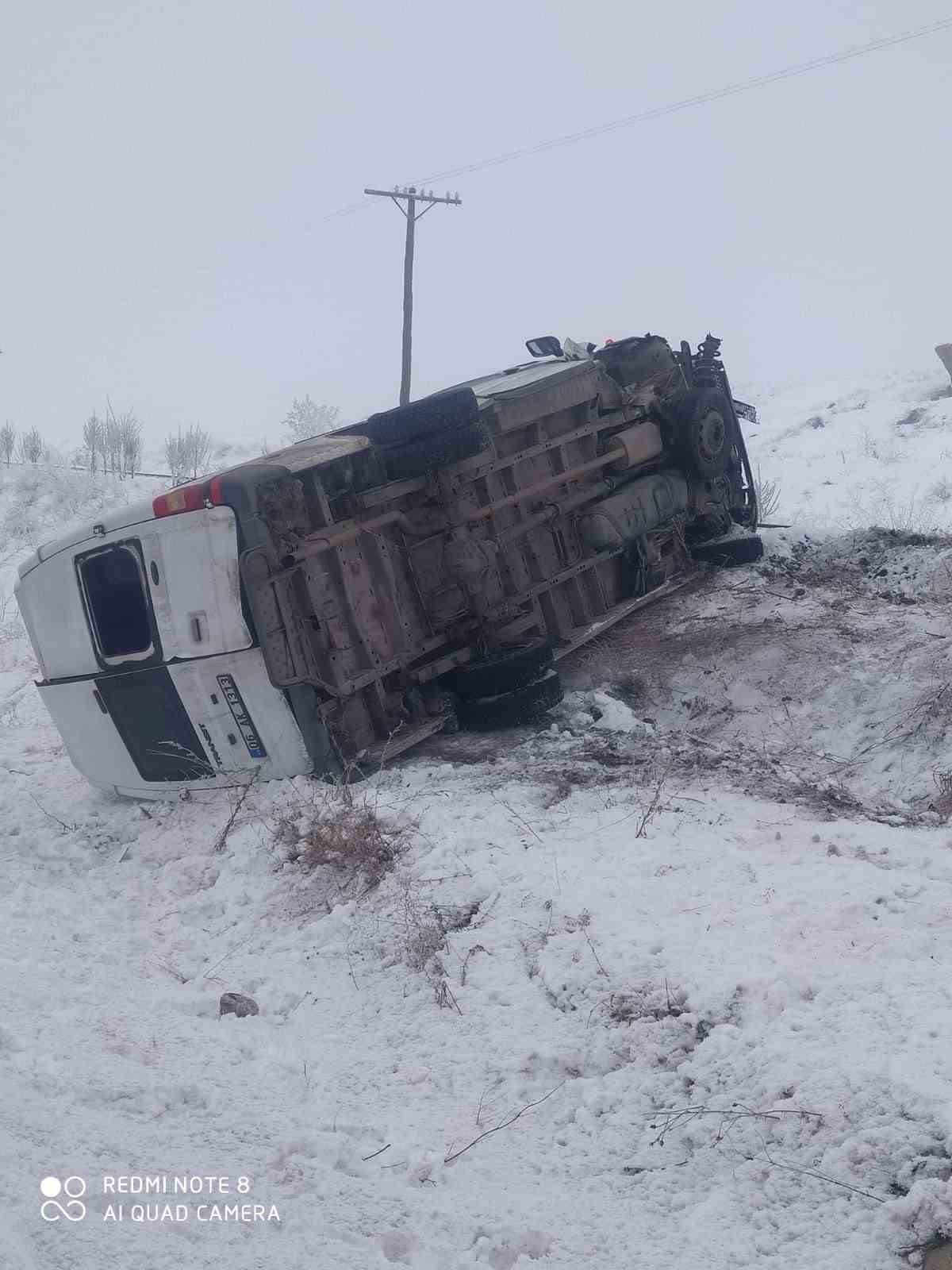 Horasan’da minibüs devrildi
