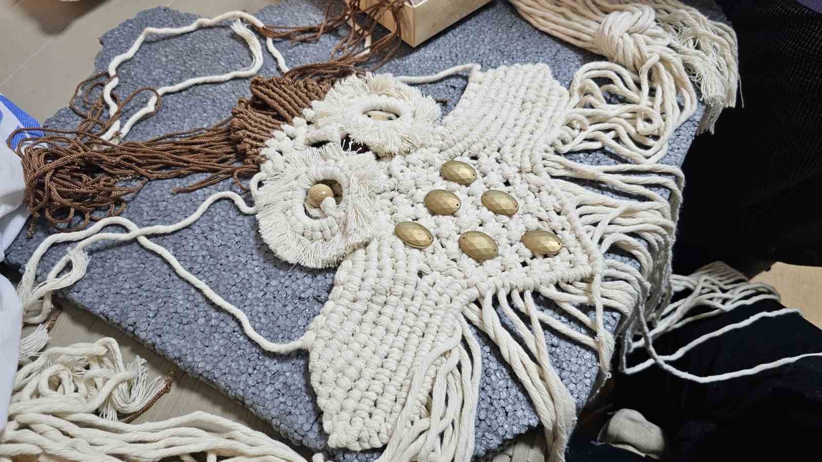 Kadınlar &uuml;rettikleri &uuml;r&uuml;nlerle ev b&uuml;t&ccedil;esine katkı sağlıyor
